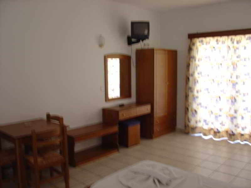 Dias Hotel Apartments Agia Marina エクステリア 写真