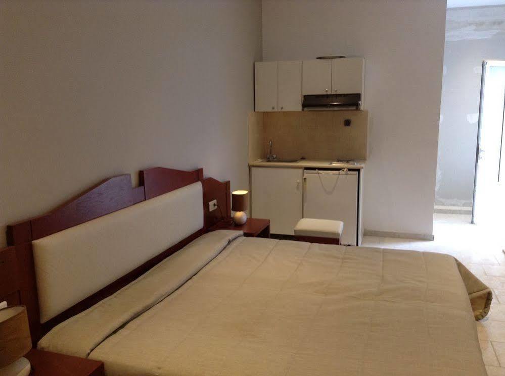 Dias Hotel Apartments Agia Marina エクステリア 写真